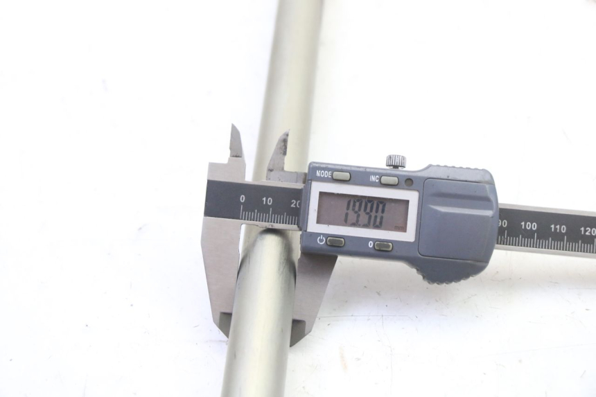 photo de SCHWINGENACHSE YAMAHA FZ6 FAZER S2 600 (2007 - 2011) - Technische Nahaufnahme