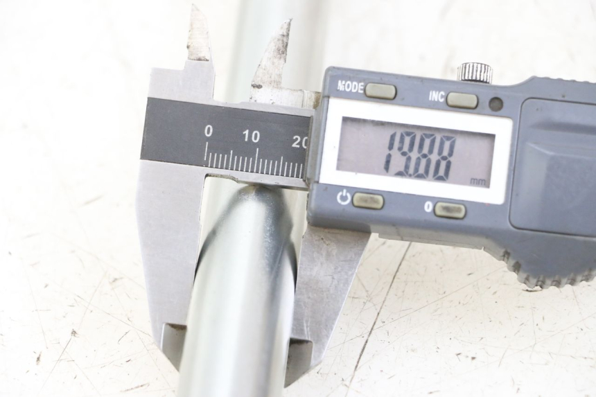 photo de SCHWINGENACHSE ROYAL ENFIELD SCRAM 411 (2022 - 2024) - Technische Nahaufnahme