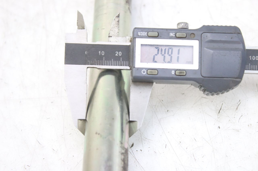 photo de SCHWINGARMACHSE TRIUMPH SPRINT ST 955 (1999 - 2001) - Zoom auf Gebrauchszustand