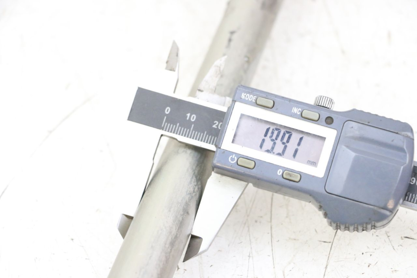 photo de SCHWINGENACHSE SUZUKI GSR 750 (2011 - 2017) - Zoom auf Gebrauchszustand