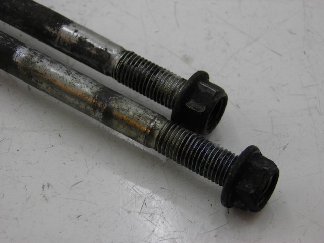 photo de SCHRAUBEN MOTOR SUZUKI GSF N BANDIT 600 (1996 - 1999) - Zoom auf Gebrauchszustand