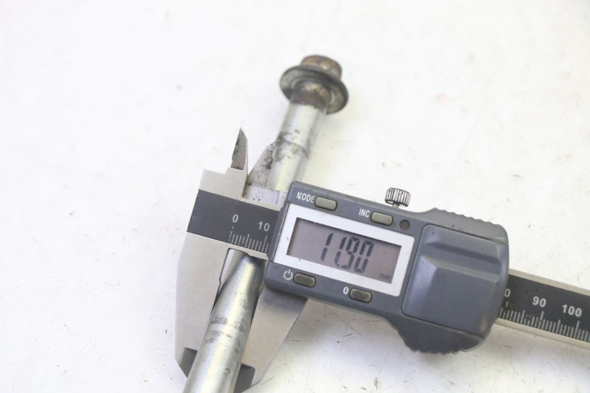 photo de HINTERRADACHSE HONDA CBF 125 (2009 - 2015) - Technische Nahaufnahme