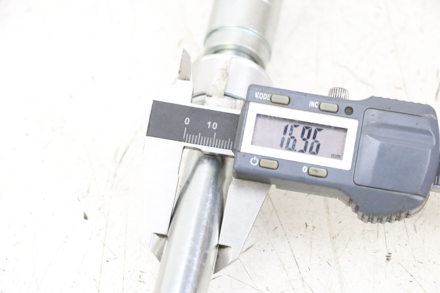 photo de HINTERRADACHSE ROYAL ENFIELD CONTINENTAL GT 650 (2019 - 2024) - Detailansicht des Bauteils