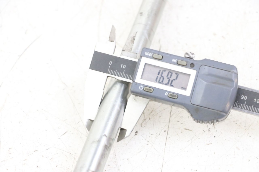 photo de HINTERRADACHSE ROYAL ENFIELD HYMALAYAN 410 (2016 - 2023) - Detailansicht des Bauteils