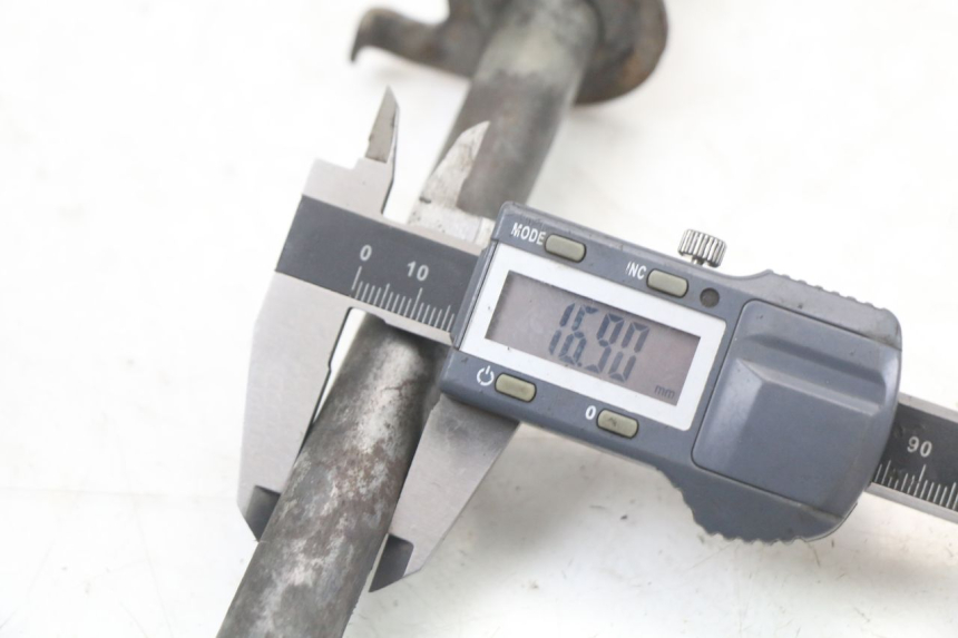 photo de HINTERRADACHSE SUZUKI GS F 500 (2004 - 2007) - Technische Nahaufnahme