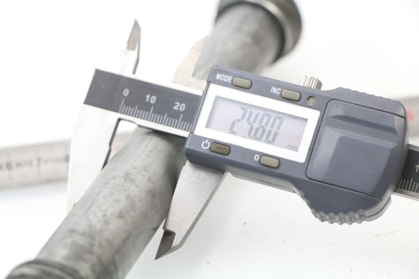 photo de VORDERRADACHSE HONDA CBR 929 RR FIREBLADE 900 (2000 - 2001) - Zoom auf Gebrauchszustand