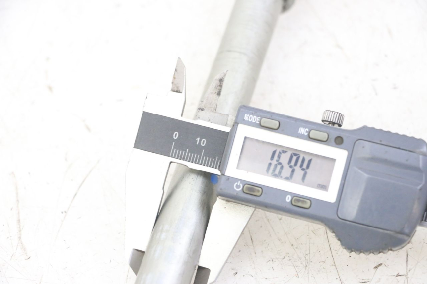 photo de VORDERRADACHSE HONDA FORZA ABS 300 (2013 - 2017) - Technische Nahaufnahme