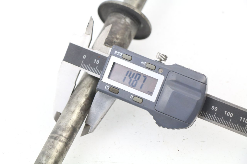 photo de VORDERRADACHSE SUZUKI GSXF GSX F 600 (1988 - 1997) - Zoom auf Gebrauchszustand