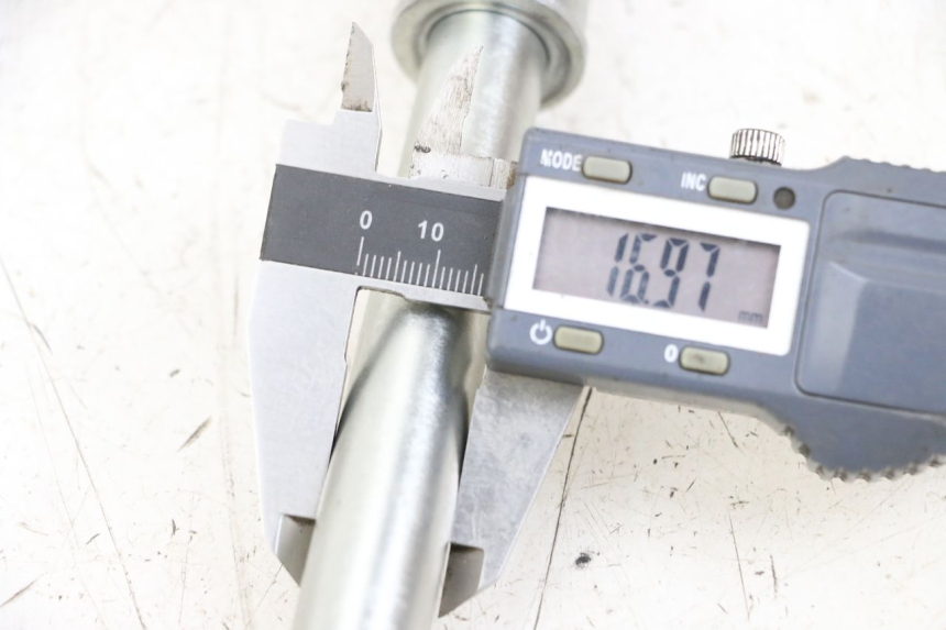 photo de VORDERRADACHSE ROYAL ENFIELD CONTINENTAL GT 650 (2019 - 2024) - Technische Nahaufnahme