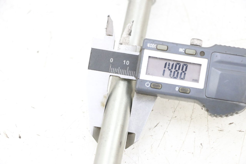 photo de VORDERRADACHSE PEUGEOT SPEEDFIGHT 4 4T EFI 50 (2021 - 2025) - Zoom auf Gebrauchszustand