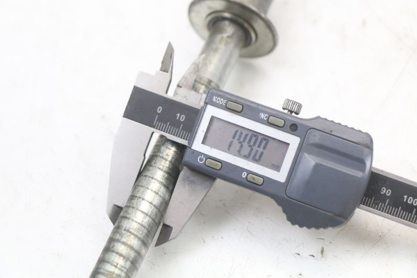 photo de VORDERRADACHSE SUZUKI GS F 500 (2004 - 2007) - Technische Nahaufnahme