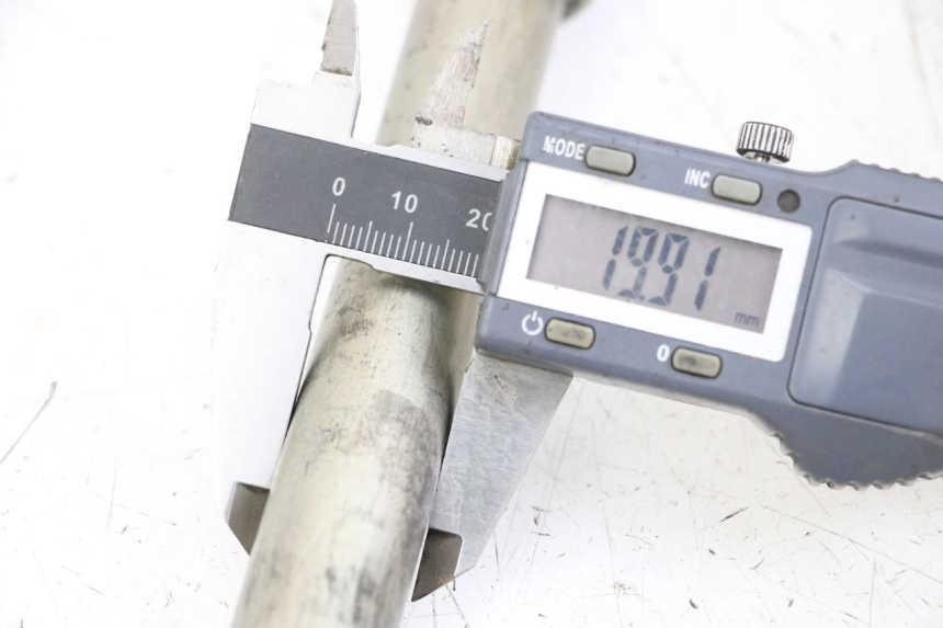 photo de VORDERRADACHSE SUZUKI GSX F GSXF 650 (2007 - 2015) - Detailansicht des Bauteils