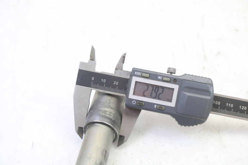 photo de VORDERRADACHSE YAMAHA TDM ABS 900 (2002 - 2014) - Technische Nahaufnahme