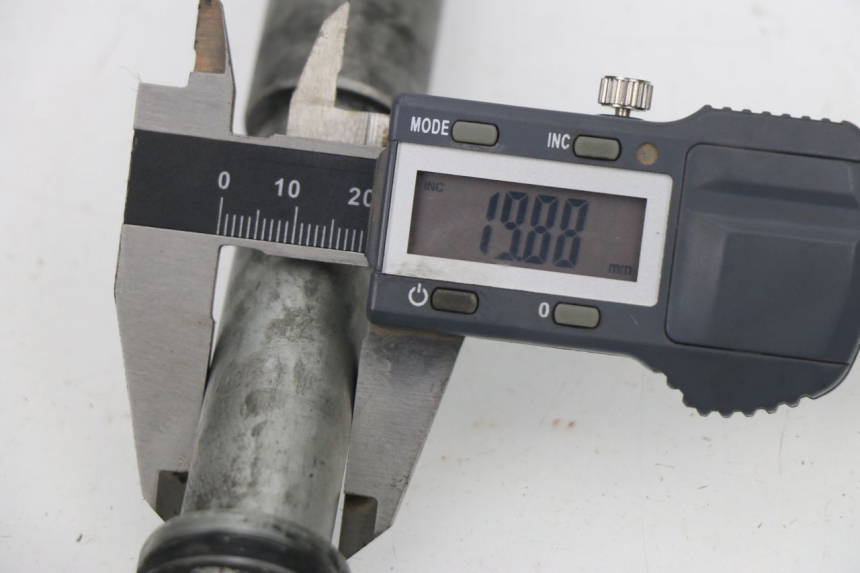 photo de VORDERRADACHSE HONDA VTR F FIRESTORM 1000 (1997 - 2001) - Zoom auf Gebrauchszustand