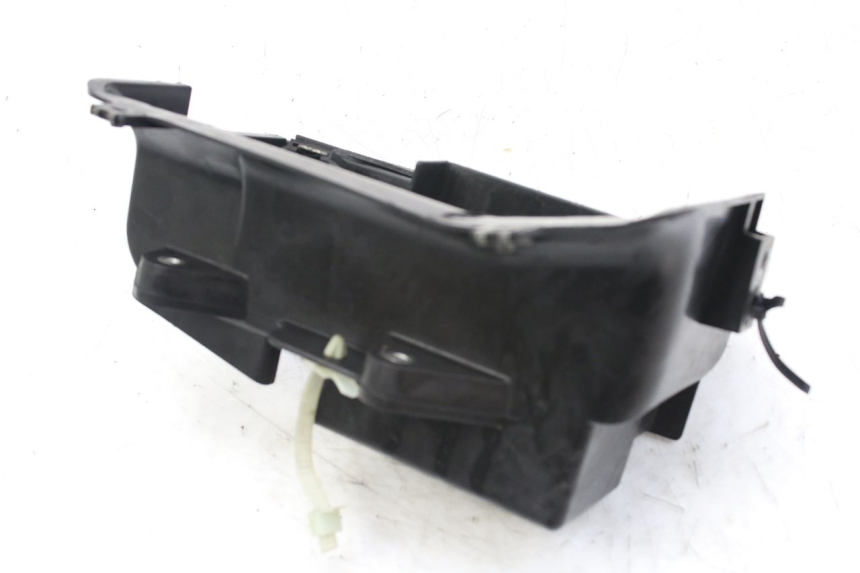 photo de BATTERIEFACH HONDA FES S-WING SWING ABS 125 (2007 - 2015) - Details der Befestigungspunkte