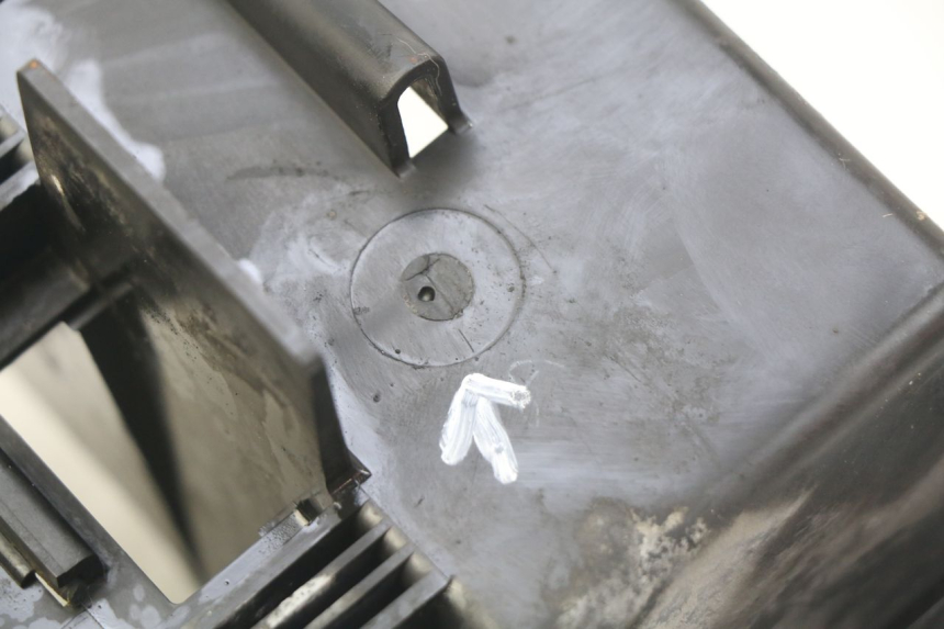 photo de BATTERIEFACH HONDA VT C SHADOW 125 (1999 - 2007) - Details der Befestigungspunkte