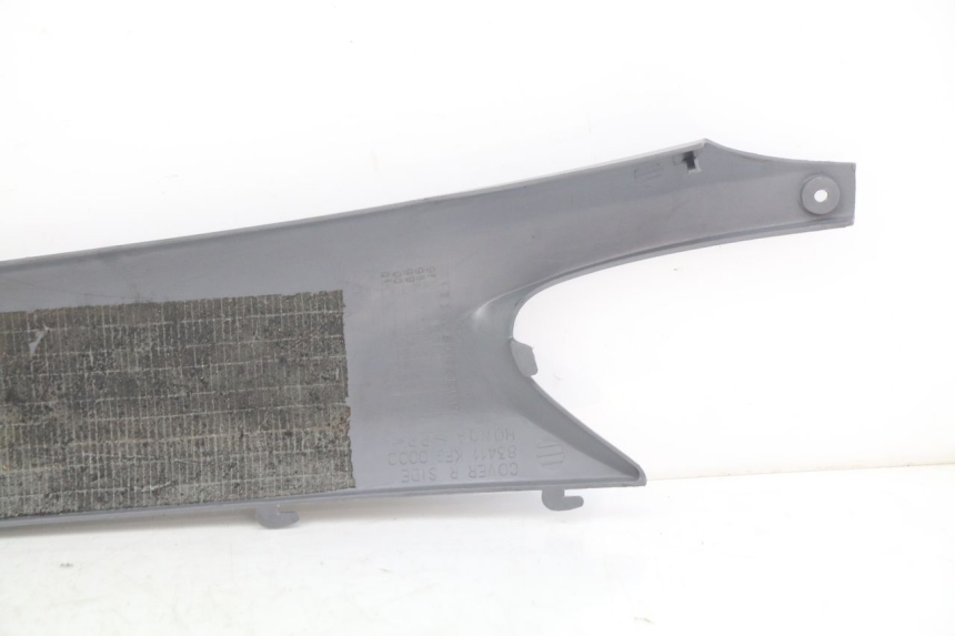 photo de RECHTER HINTERER SEITENSCHWELLER HONDA FES PANTHEON 2T 125 (1998 - 2002) - Detailansicht des Bauteils