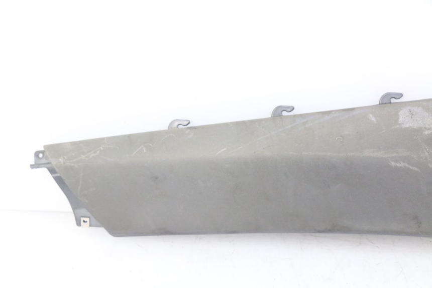 photo de RECHTER HINTERER SEITENSCHWELLER PIAGGIO X9 EVOLUTION 125 (2003 - 2007) - Details der Befestigungspunkte