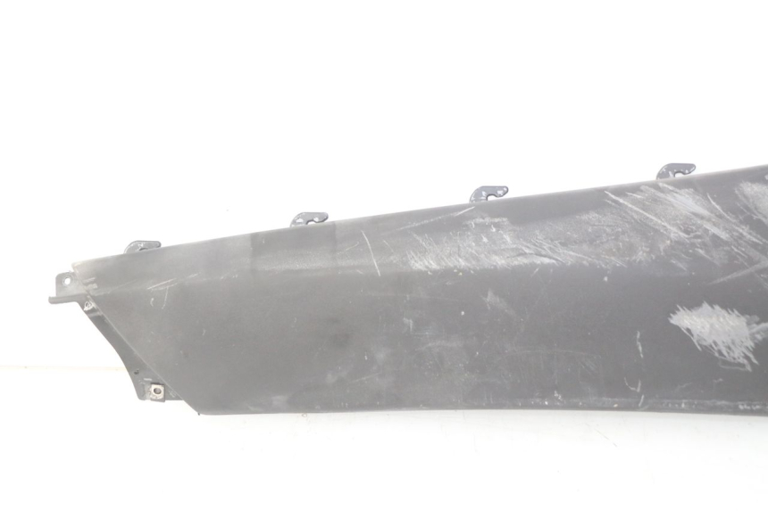 photo de RECHTER HINTERER SEITENSCHWELLER PIAGGIO X9 EVOLUTION 125 (2003 - 2007) - Details der Befestigungspunkte