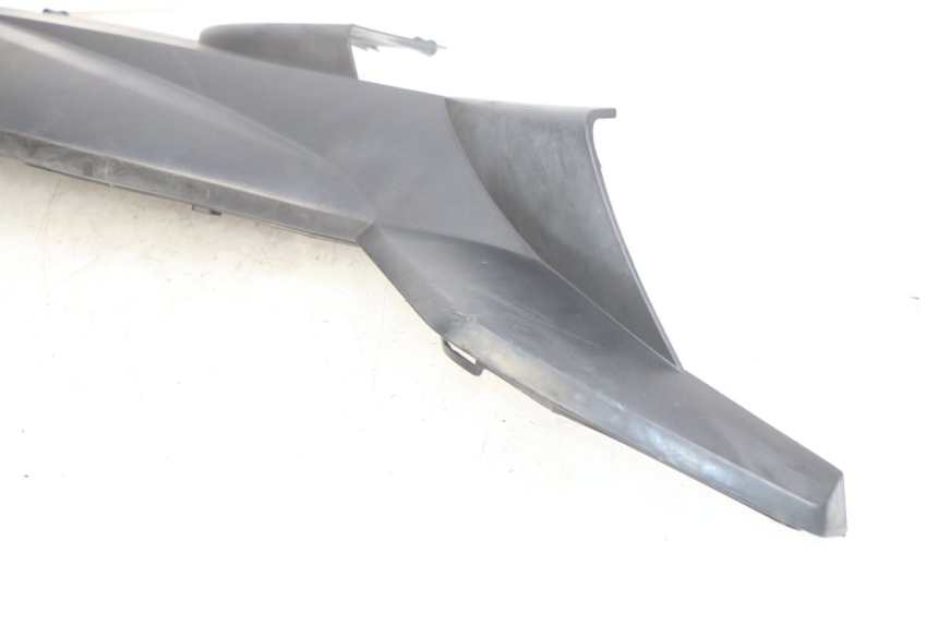 photo de RECHTER SEITENSCHWELLER PEUGEOT SATELIS 125 (2006 - 2009) - Details der Befestigungspunkte