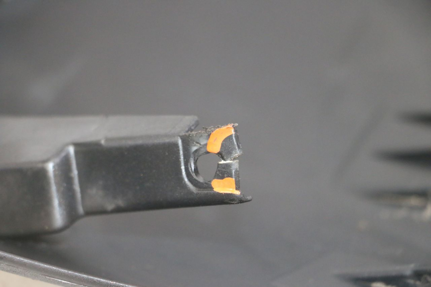 photo de UNTERBODEN RECHTS PEUGEOT SATELIS 125 (2013 - 2018) - Kennzeichnungen und Originalreferenzen