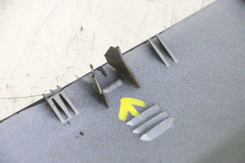 photo de RECHTER SEITENSCHWELLER YAMAHA YP MAJESTY 125 (2002 - 2006) - Oberflächenzustand und Material