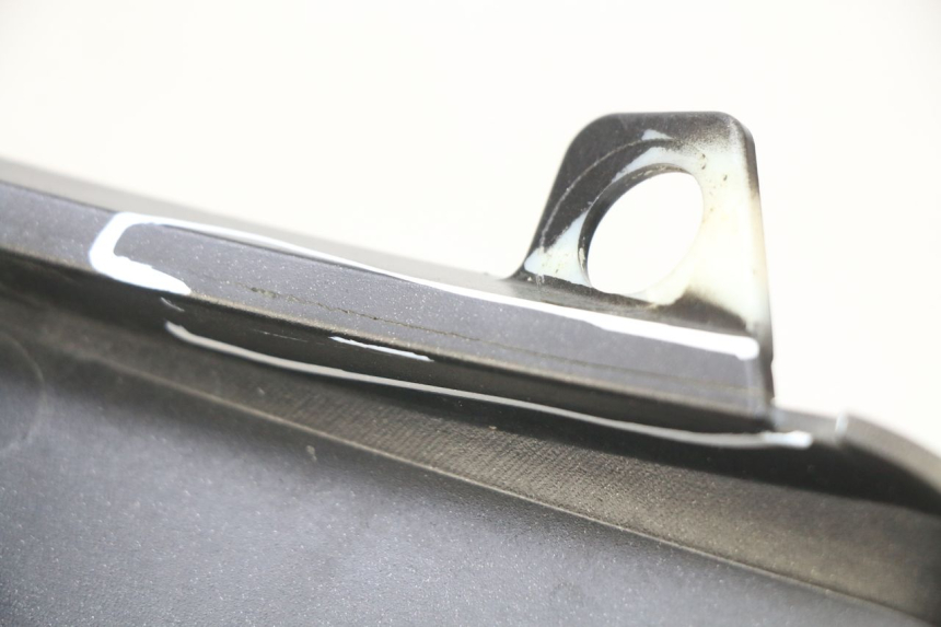 photo de LINKER UNTERE SEITENVERKLEIDUNG PEUGEOT CITYSTAR 125 (2011 - 2017) - Details der Befestigungspunkte