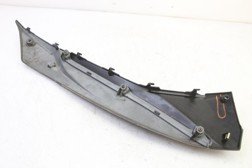 photo de LINKER UNTERE SEITENVERKLEIDUNG SYM JET 14 4T 50 (2018 - 2022) - Details der Befestigungspunkte