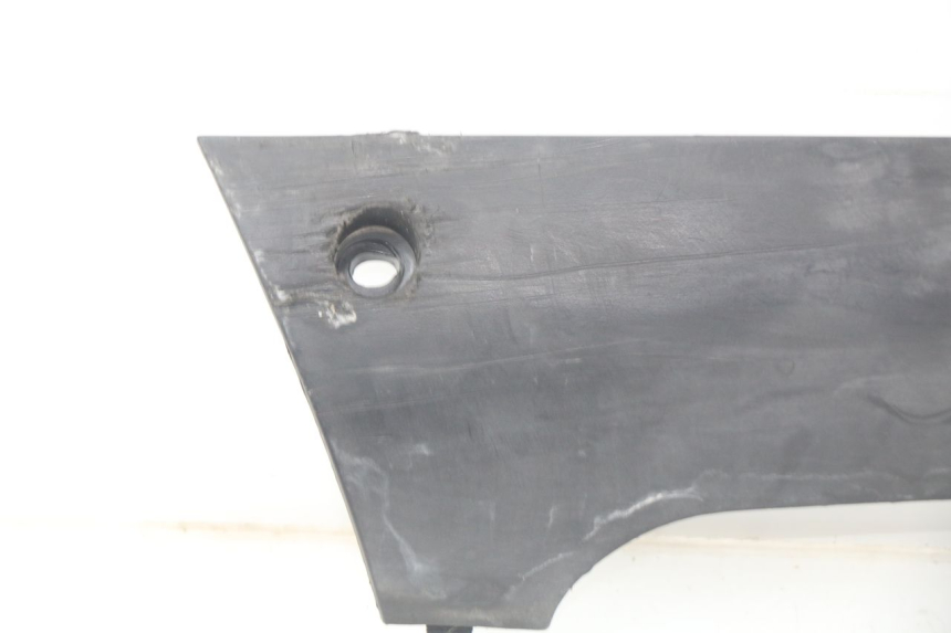 photo de LINKER UNTERE SEITENVERKLEIDUNG PEUGEOT KISBEE 2T 50 (2010 - 2017) - Details der Befestigungspunkte