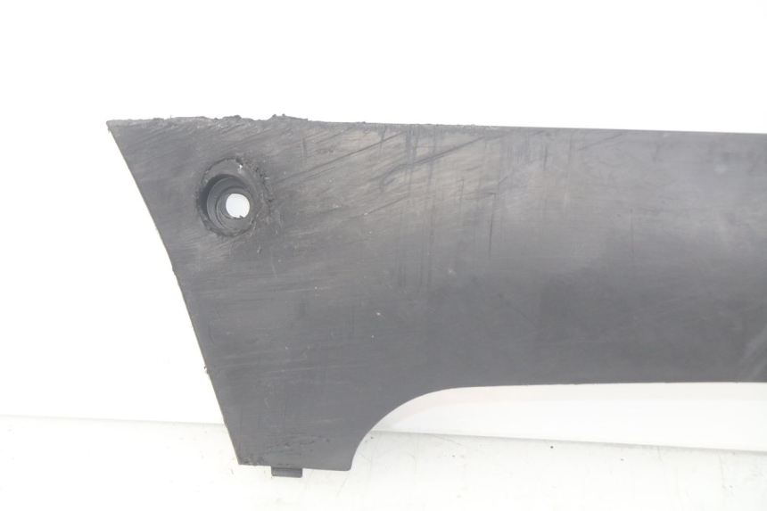 photo de LINKER UNTERE SEITENVERKLEIDUNG PEUGEOT KISBEE 2T 50 (2010 - 2017) - Details der Befestigungspunkte