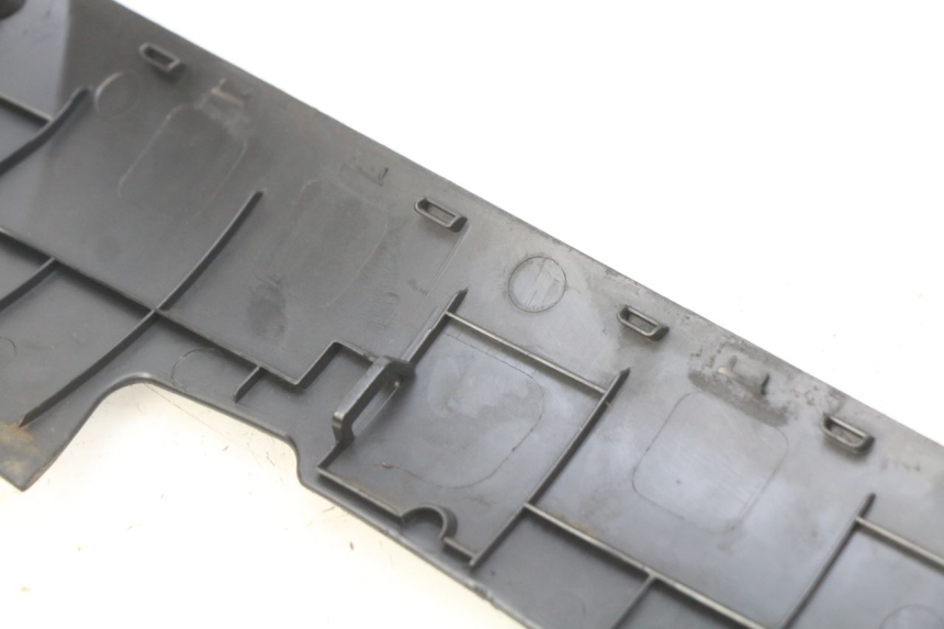 photo de LINKER UNTERE SEITENVERKLEIDUNG PEUGEOT KISBEE 4T 50 (2010 - 2017) - Details der Befestigungspunkte