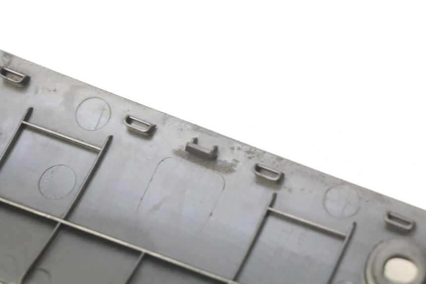 photo de LINKER UNTERE SEITENVERKLEIDUNG PEUGEOT KISBEE 4T 50 (2010 - 2017) - Oberflächenzustand und Material