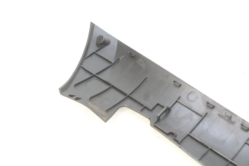 photo de LINKER UNTERE SEITENVERKLEIDUNG PEUGEOT KISBEE 4T 50 (2010 - 2017) - Kennzeichnungen und Originalreferenzen