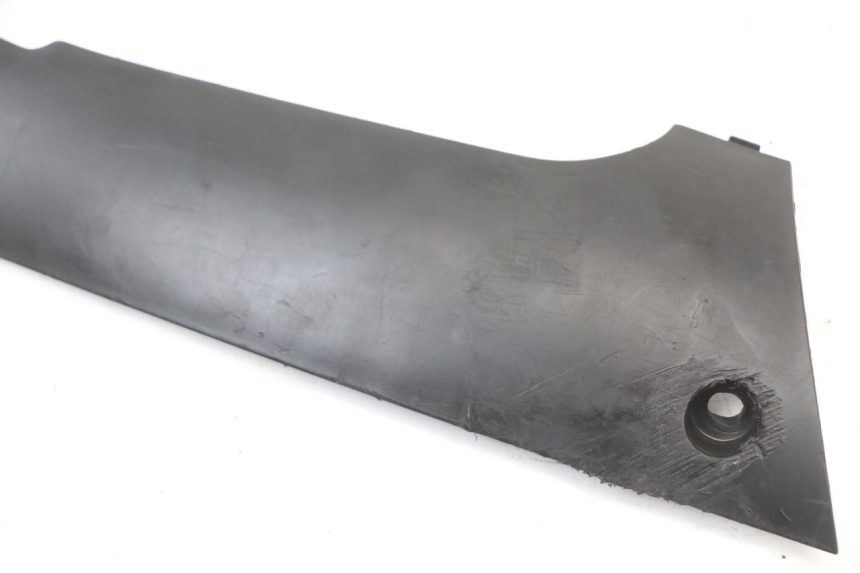 photo de LINKER UNTERE SEITENVERKLEIDUNG PEUGEOT KISBEE 4T 50 (2010 - 2017) - Zoom auf Gebrauchszustand