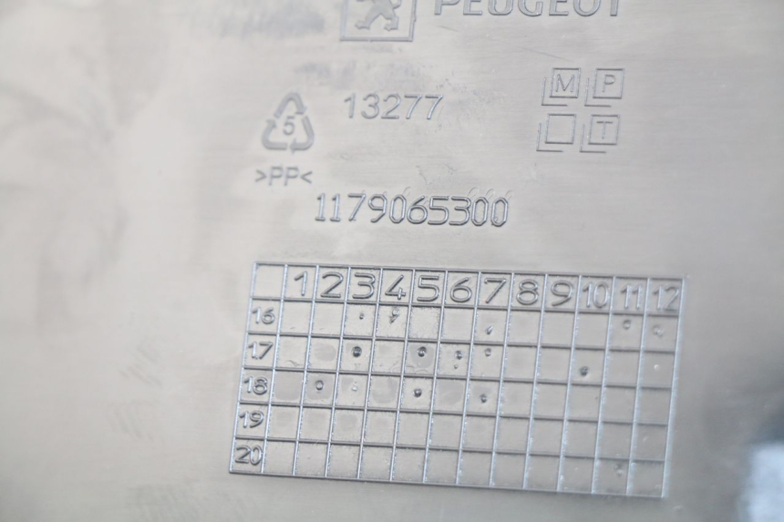 photo de UNTERBODEN LINKS PEUGEOT METROPOLIS 400 (2017 - 2020) - Detailansicht des Bauteils