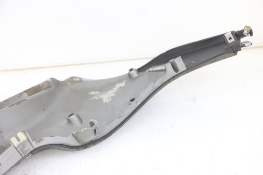 photo de LINKER UNTERE SEITENVERKLEIDUNG PIAGGIO MP3 LT 300 (2010 - 2016) - Details der Befestigungspunkte