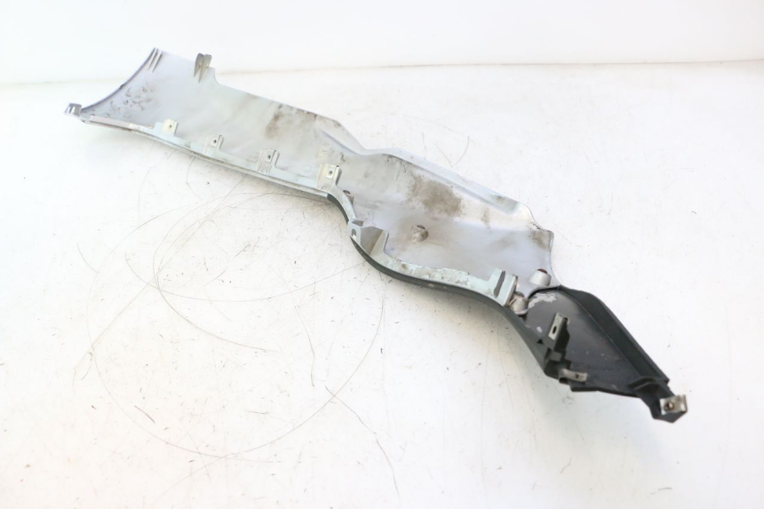 photo de LINKER UNTERE SEITENVERKLEIDUNG PIAGGIO MP3 125 (2006 - 2014) - Details der Befestigungspunkte