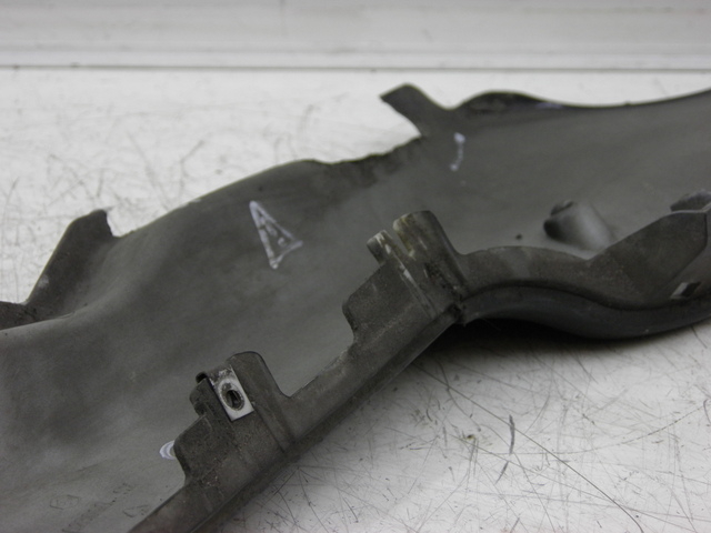 photo de UNTERBODEN LINKS PIAGGIO MP3 RL 125 (2006 - 2014) - Details der Befestigungspunkte