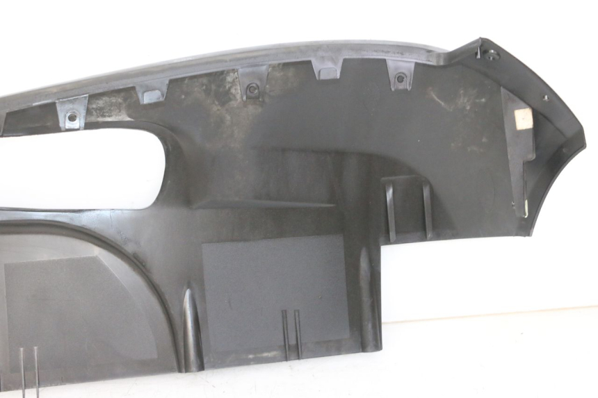 photo de UNTERBODEN LINKS PEUGEOT SATELIS COMPRESSOR K15 125 (2006 - 2009) - Details der Befestigungspunkte