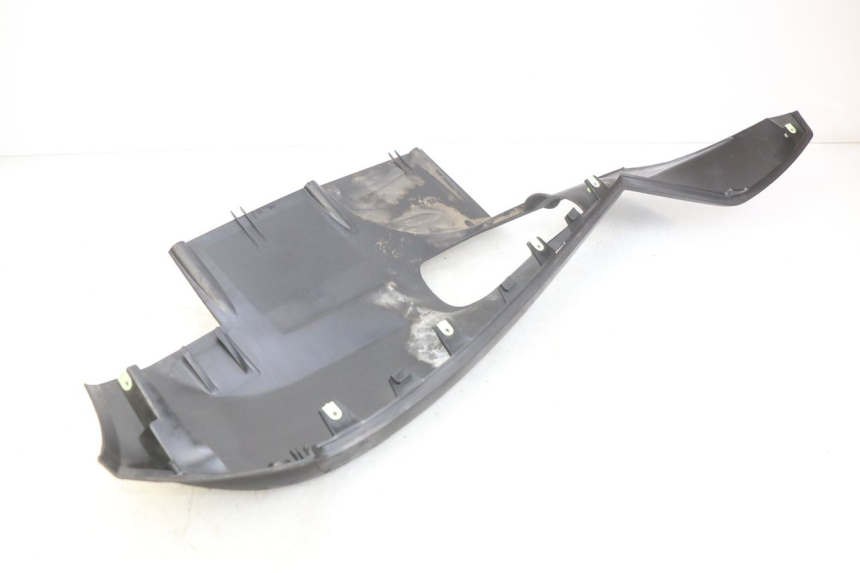 photo de LINKER UNTERE SEITENVERKLEIDUNG PEUGEOT SATELIS 125 (2010 - 2012) - Details der Befestigungspunkte