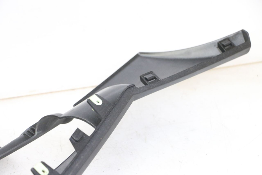 photo de UNTERBODEN LINKS PEUGEOT SATELIS 125 (2013 - 2018) - Details der Befestigungspunkte