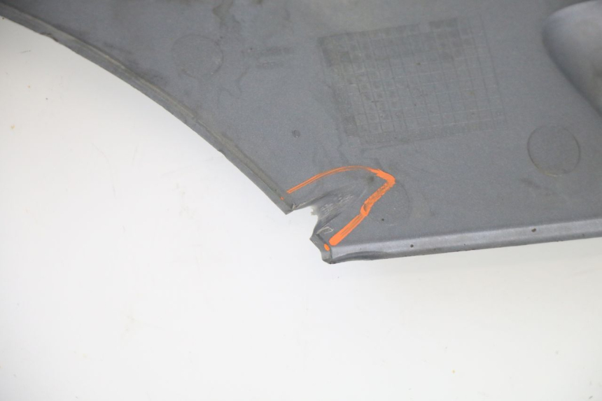 photo de UNTERBODEN LINKS PEUGEOT SATELIS 250 (2006 - 2012) - Details der Befestigungspunkte