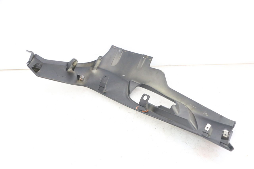 photo de LINKER UNTERE SEITENVERKLEIDUNG APRILIA SXR 50 (2021 - 2023) - Details der Befestigungspunkte