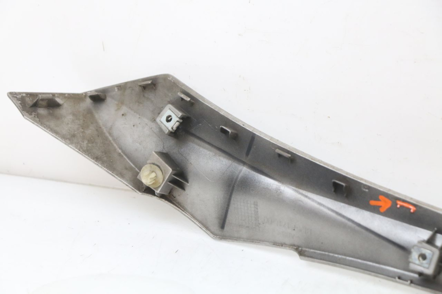 photo de LINKER UNTERE SEITENVERKLEIDUNG YAMAHA XMAX X-MAX ABS 125 (2017 - 2020) - Details der Befestigungspunkte