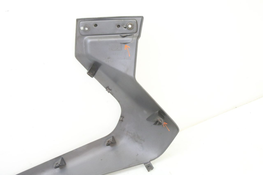 photo de LINKER UNTERE SEITENVERKLEIDUNG YAMAHA XMAX X-MAX 125 (2006 - 2009) - Details der Befestigungspunkte