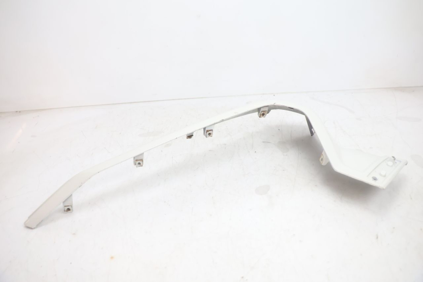 photo de LINKER UNTERE SEITENVERKLEIDUNG YAMAHA XMAX X-MAX 125 (2006 - 2009) - Details der Befestigungspunkte