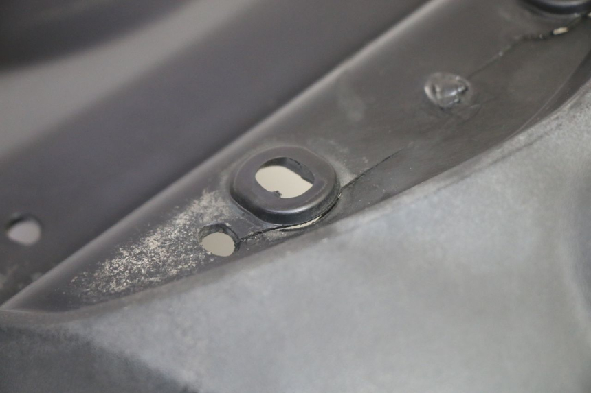 photo de SPRITZSCHUTZ PEUGEOT KISBEE 4T 50 (2018 - 2022) - Details der Befestigungspunkte