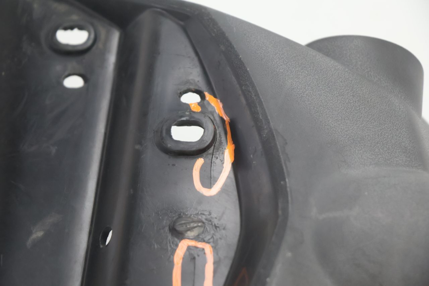 photo de SPRITZSCHUTZ PEUGEOT KISBEE 4T 50 (2018 - 2022) - Details der Befestigungspunkte