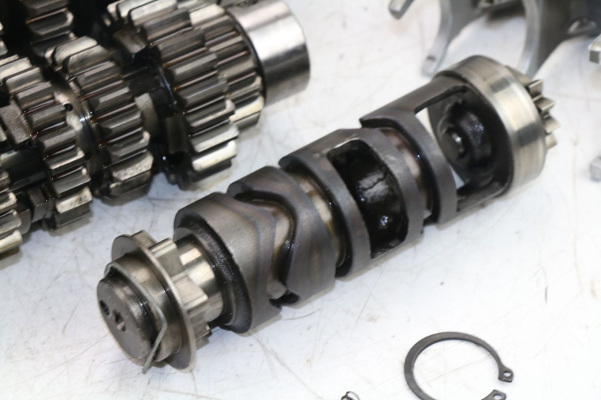 photo de GETRIEBE  SUZUKI GSF S BANDIT ABS 650 (2005 - 2006) - Fokus auf die Struktur