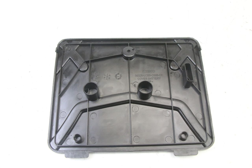 photo de BATTERIEABDECKUNG KYMCO AGILITY 4T 50 (2005 - 2018) - Zoom auf Gebrauchszustand